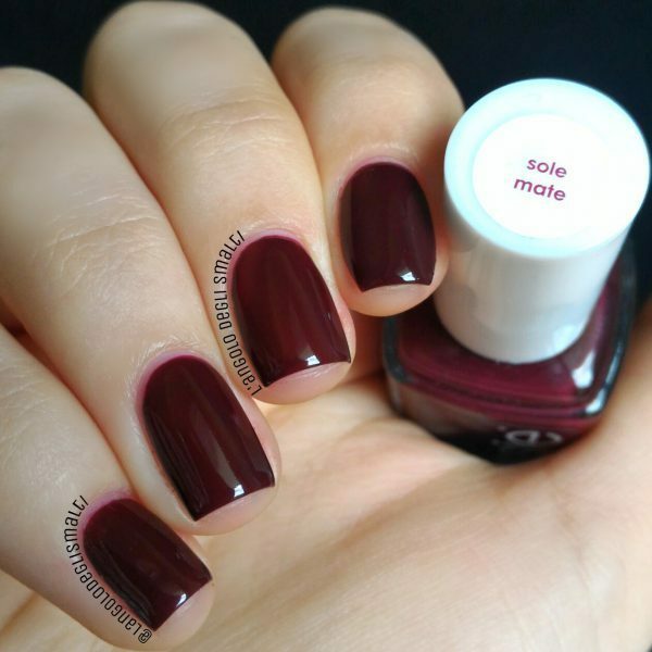 Nail polish swatch / manicure of shade essie Sole Mate