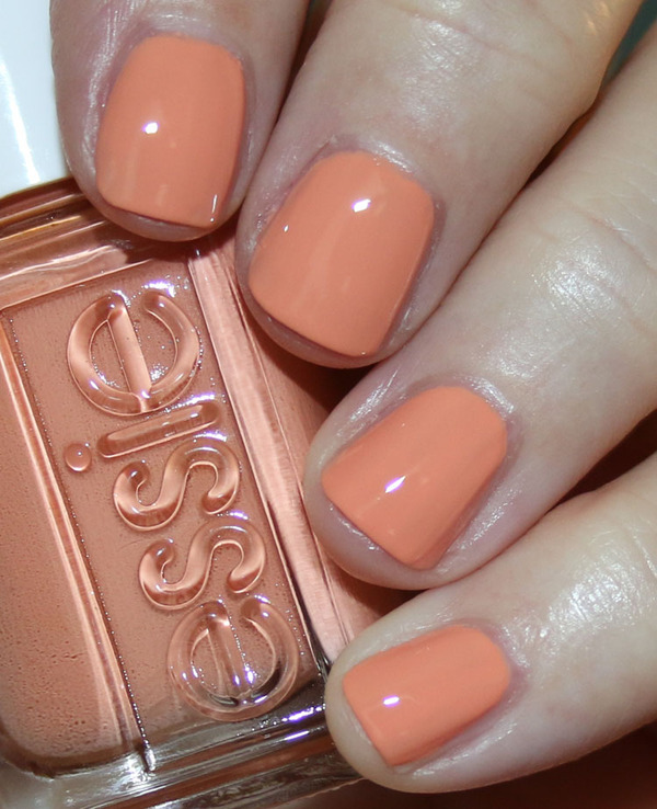 Nail polish swatch / manicure of shade essie Set in sandstone