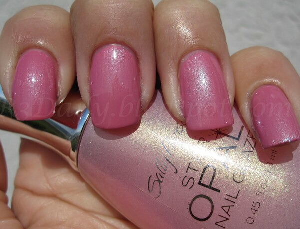 Nail polish swatch / manicure of shade Sally Hansen Pale Pink Opal