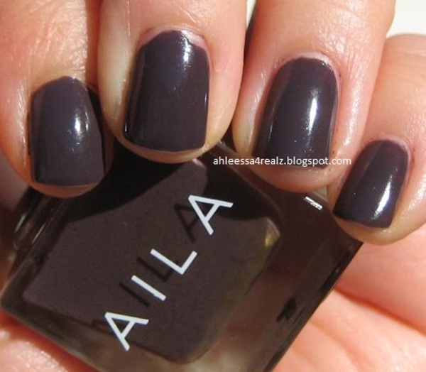 Nail polish swatch / manicure of shade Aila Mister Pookies
