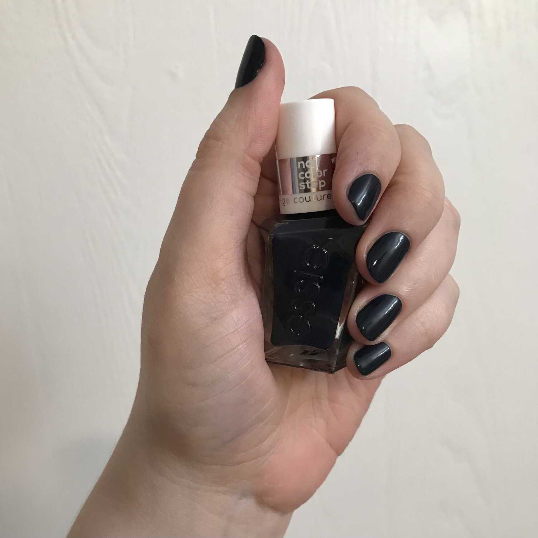 Nail polish manicure of shade Essie - Gel Couture Caviar Bar, 