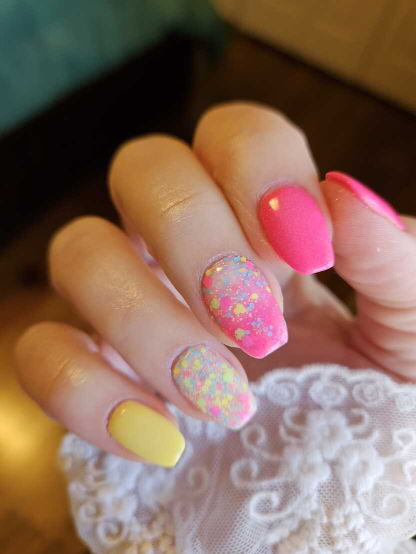 Nail polish manicure of shade Revel Bright Spot, Revel Revelist Club 2023 April 2, Revel Blake, 