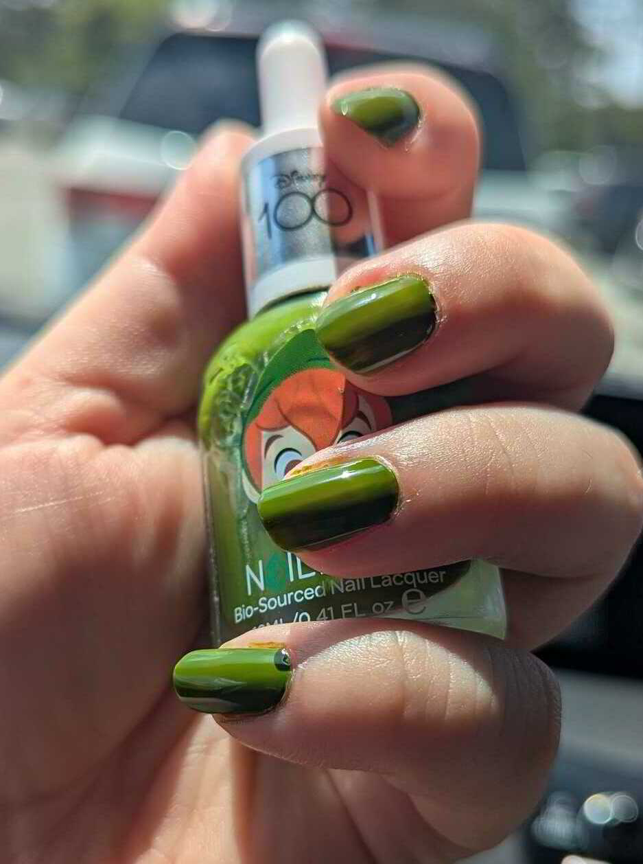 Nail polish manicure of shade Nailtopia Peter Pan, 