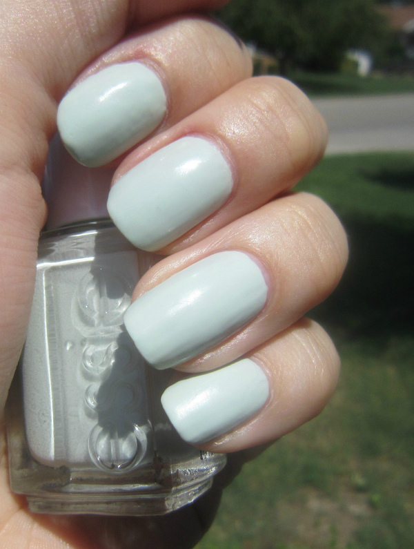 Nail polish swatch / manicure of shade essie Absolutely Shore