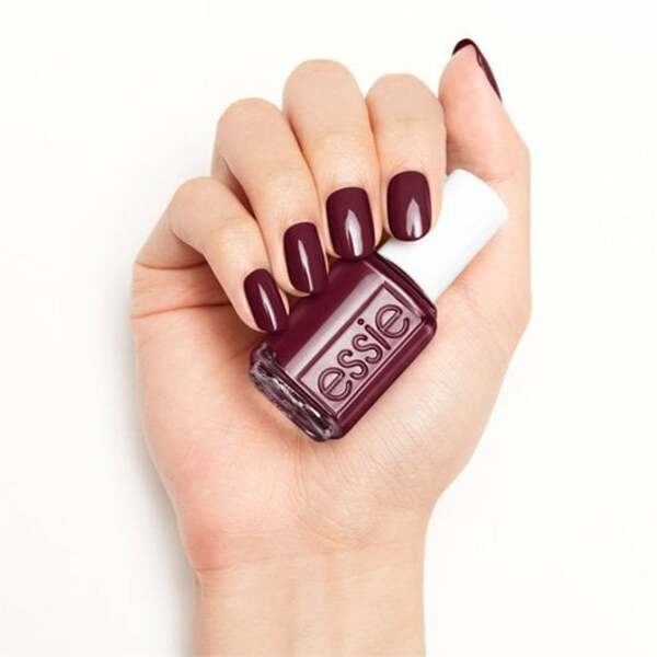 Nail polish swatch / manicure of shade essie Bahama Mama
