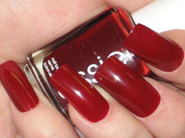 Nail polish swatch / manicure of shade essie Bordeaux