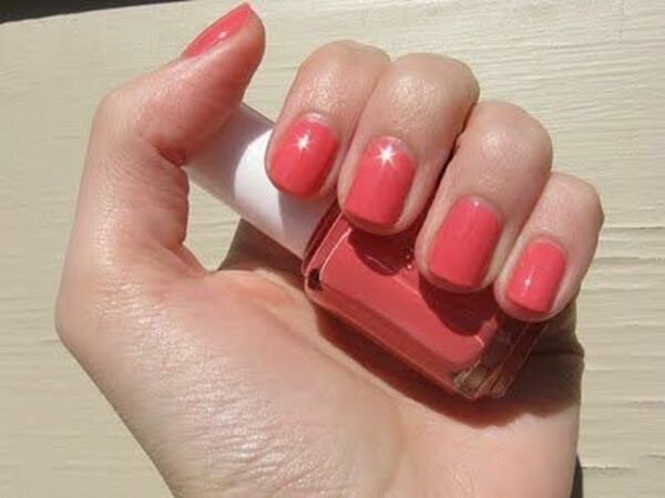 Nail polish swatch / manicure of shade essie Carousel Coral