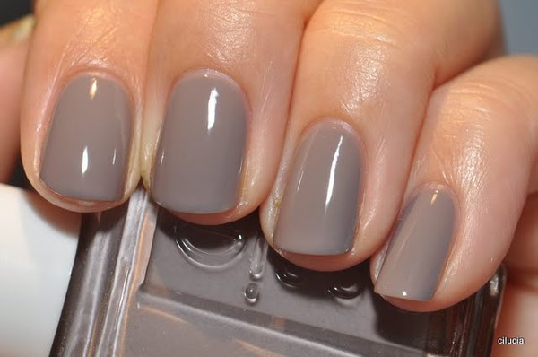 Nail polish swatch / manicure of shade essie Chinchilly