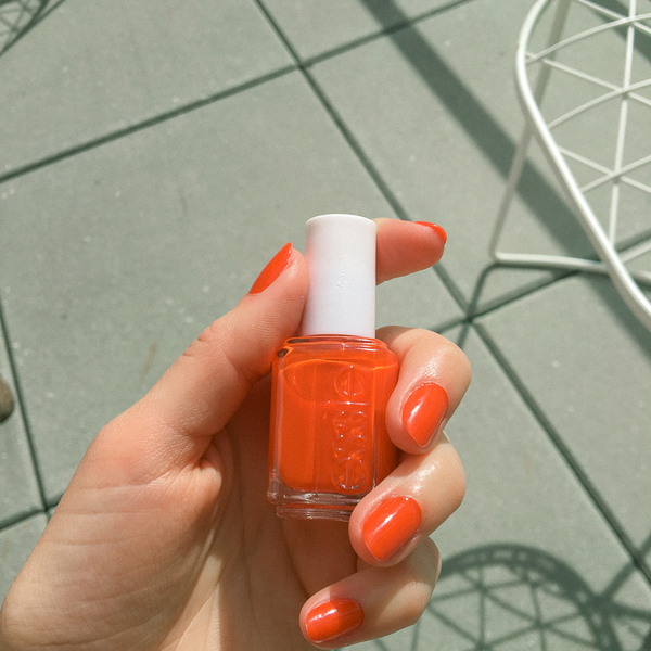 Nail polish swatch / manicure of shade essie Clam Bake