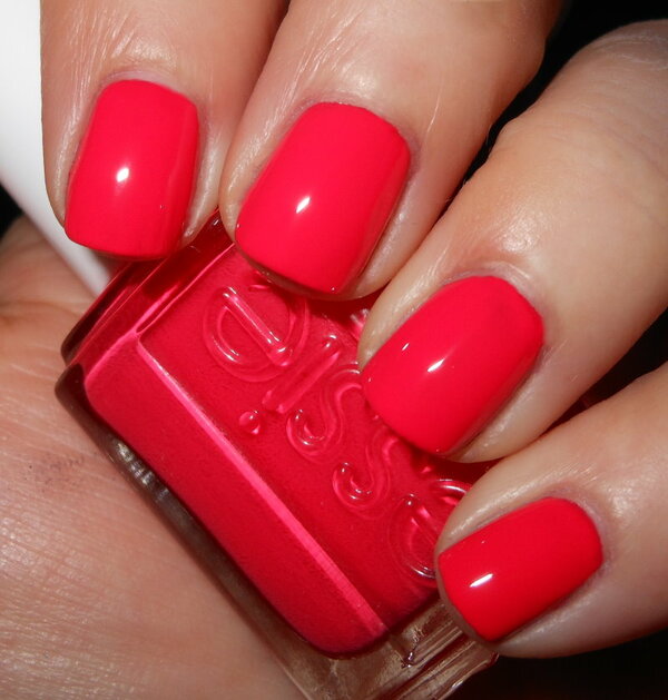 Nail polish swatch / manicure of shade essie Come Here!