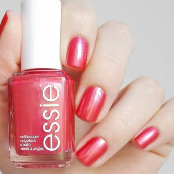 Nail polish swatch / manicure of shade essie Funships