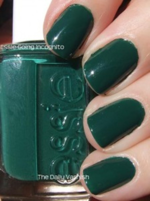 Nail polish swatch / manicure of shade essie Going Incognito