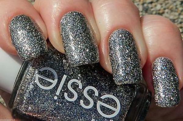 Nail polish swatch / manicure of shade essie Ignite the Night