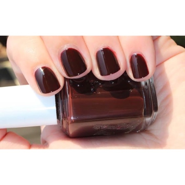 Nail polish swatch / manicure of shade essie Lady Godiva
