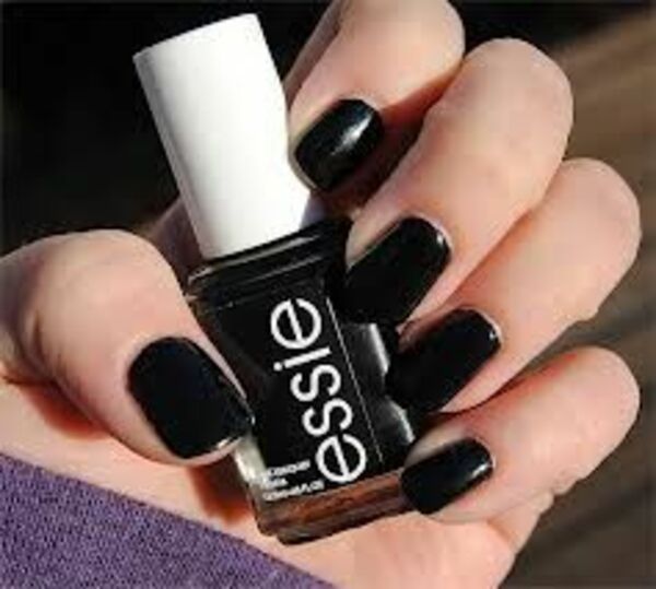 Nail polish swatch / manicure of shade essie Licorice