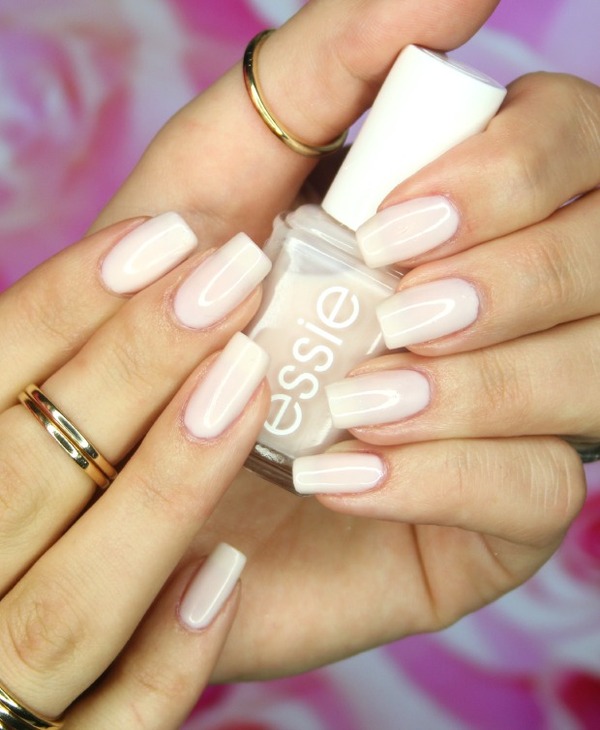 Nail polish swatch / manicure of shade essie Limo-Scene