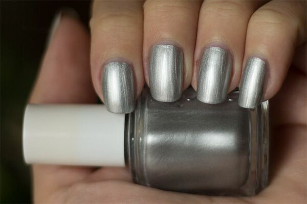 Nail polish swatch / manicure of shade essie Loophole