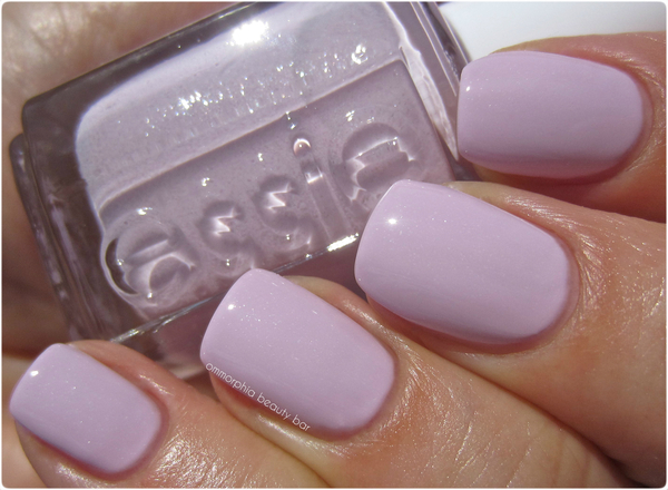 Nail polish swatch / manicure of shade essie Meet Me at the Altar