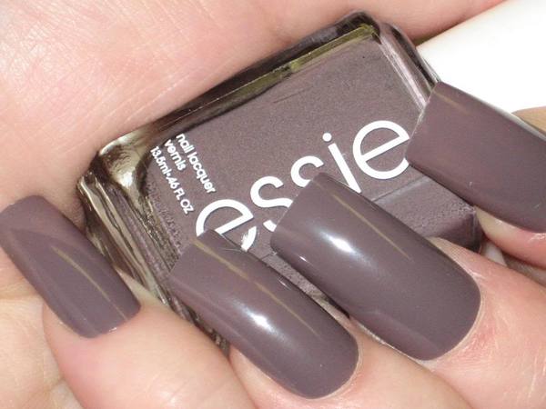 Nail polish swatch / manicure of shade essie Merino Cool