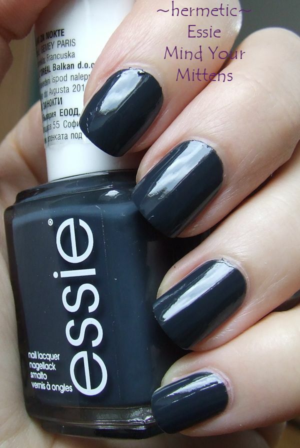 Nail polish swatch / manicure of shade essie Mind Your Mittens