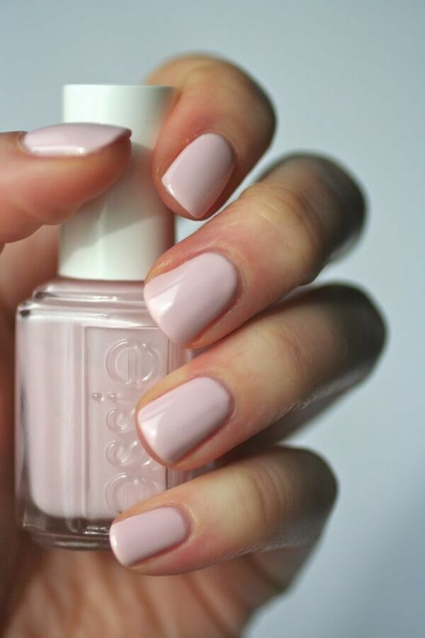 Nail polish swatch / manicure of shade essie Minimalistic