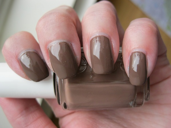 Nail polish swatch / manicure of shade essie Mink Muffs