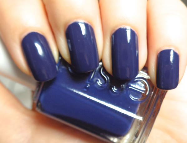 Nail polish swatch / manicure of shade essie No More Film