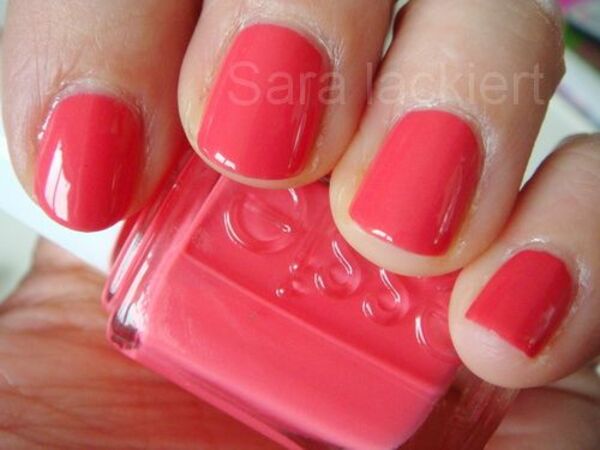 Nail polish swatch / manicure of shade essie Peach Daiquiri