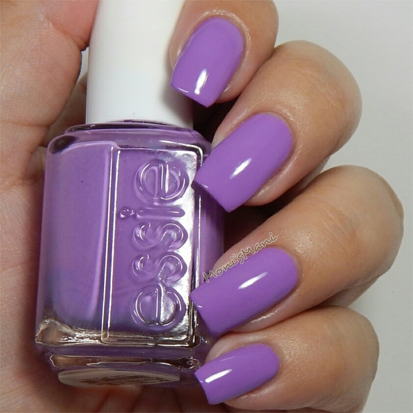 Nail polish swatch / manicure of shade essie Play Date