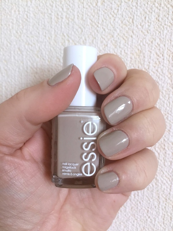 Nail polish swatch / manicure of shade essie Sand Tropez