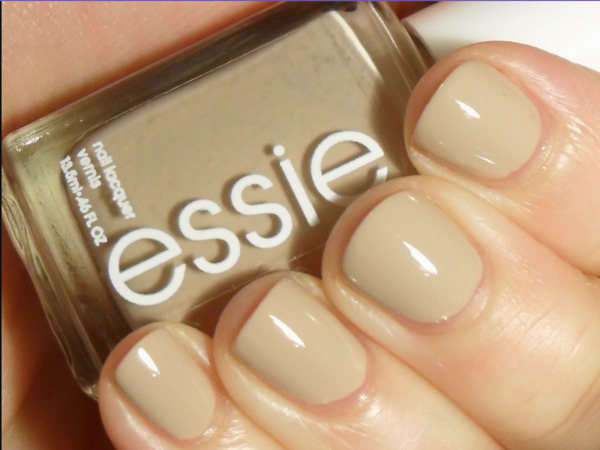 Nail polish swatch / manicure of shade essie Sand Tropez
