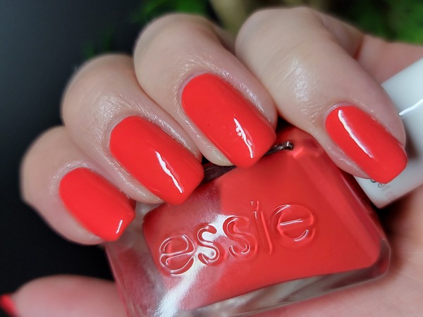Nail polish swatch / manicure of shade essie Sizzling Hot