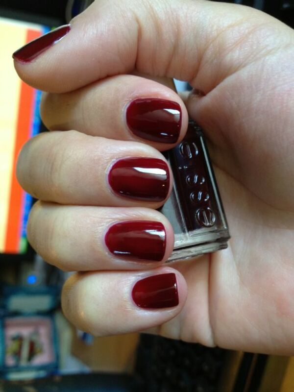 Nail polish swatch / manicure of shade essie Skirting the Issue
