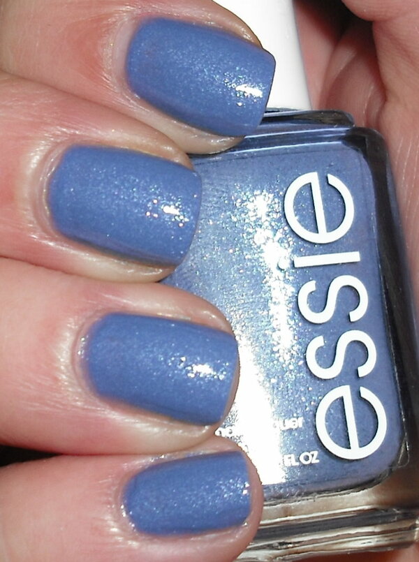 Nail polish swatch / manicure of shade essie Smooth Sailing