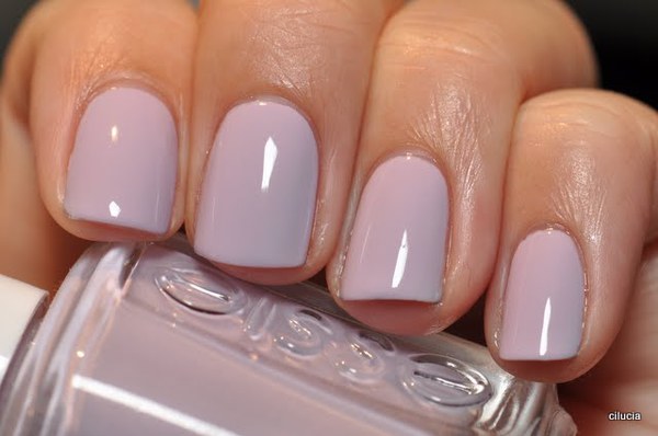 Nail polish swatch / manicure of shade essie St. Lucia Lilac