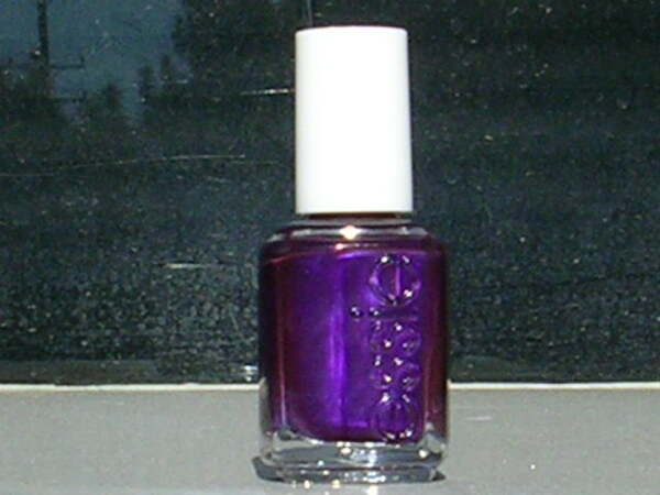 Nail polish swatch / manicure of shade essie Viva La Vespa