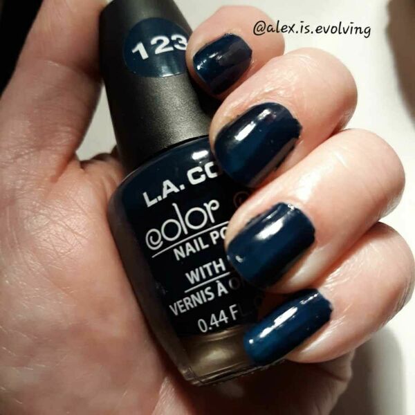 Nail polish swatch / manicure of shade L.A. Colors Cobalt