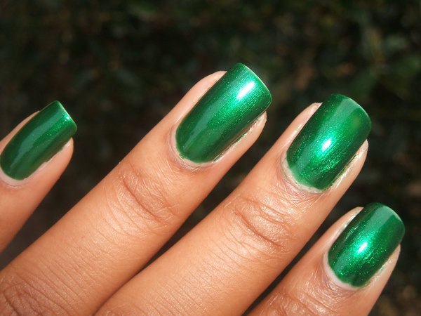 Nail polish swatch / manicure of shade Sally Hansen Emerald City