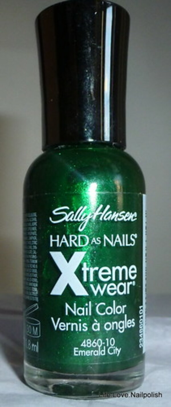 Nail polish swatch / manicure of shade Sally Hansen Emerald City