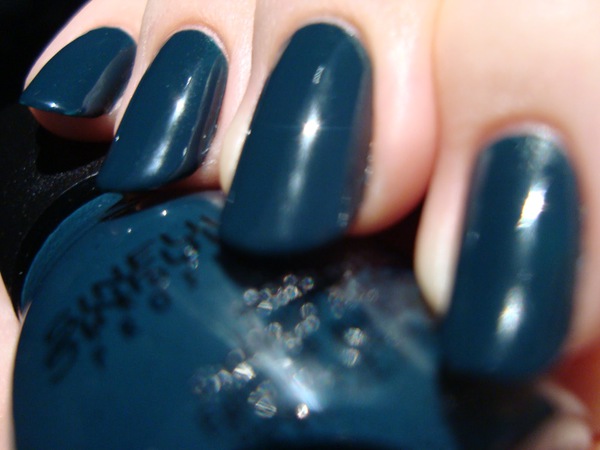Nail polish swatch / manicure of shade Sinful Colors Calypso