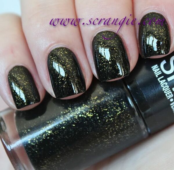 Nail polish swatch / manicure of shade Maybelline Twilight Rays