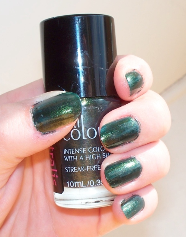 Nail polish swatch / manicure of shade Australis Mates Rates