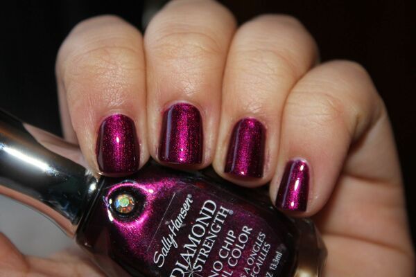 Nail polish swatch / manicure of shade Sally Hansen Save The Date