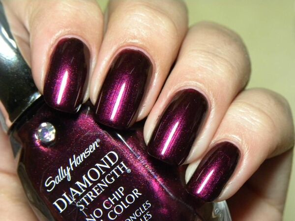Nail polish swatch / manicure of shade Sally Hansen Save The Date