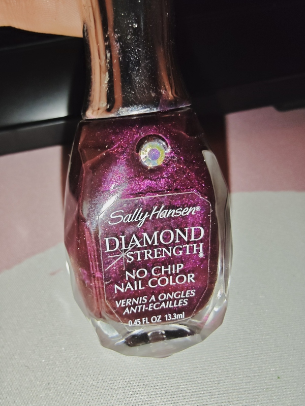 Nail polish swatch / manicure of shade Sally Hansen Save The Date