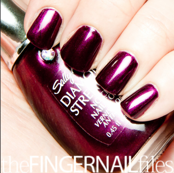 Nail polish swatch / manicure of shade Sally Hansen Save The Date