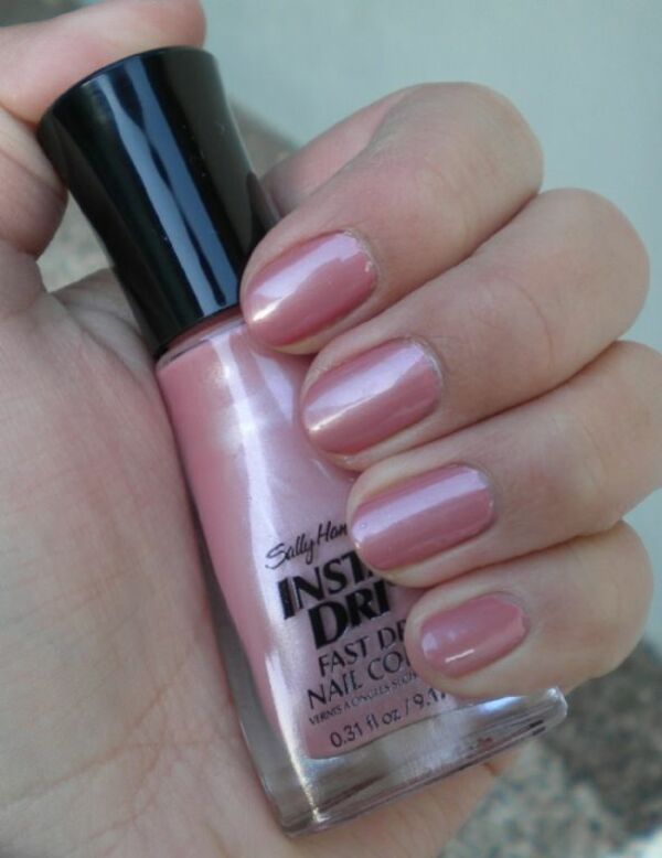 Nail polish swatch / manicure of shade Sally Hansen Mauve It