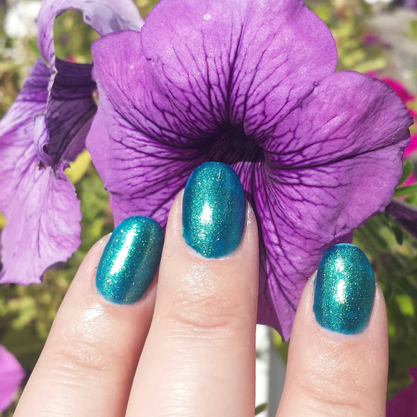 Nail polish swatch / manicure of shade Julep Waleska