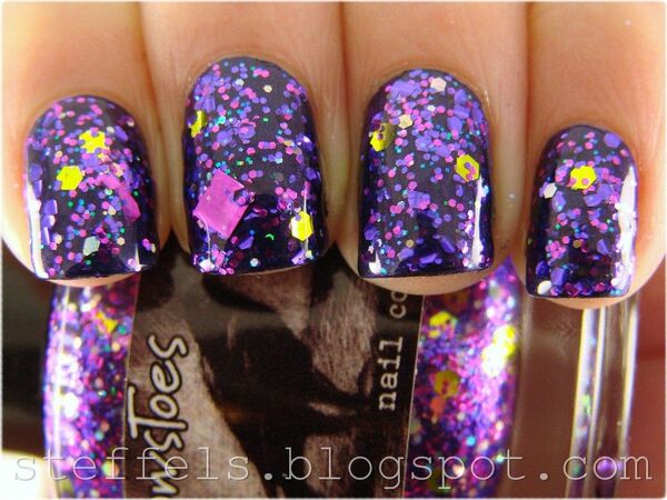 Nail polish swatch / manicure of shade CrowsToes Cheshire