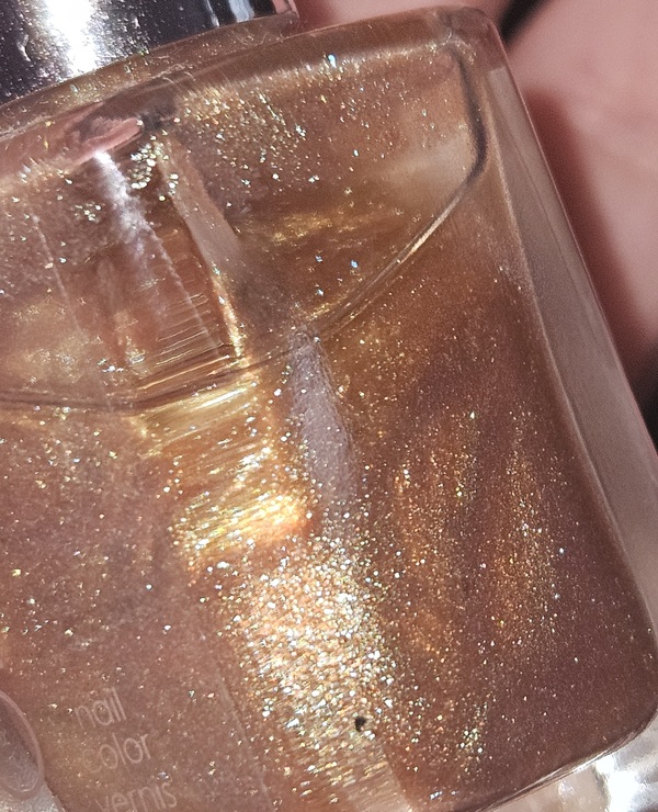 Nail polish swatch / manicure of shade L'Oréal The Temptress' Power